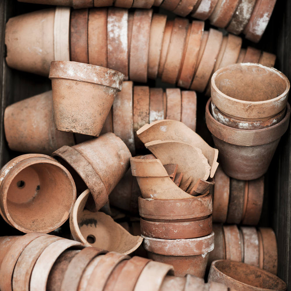Slitna lerkrukor med vacker 